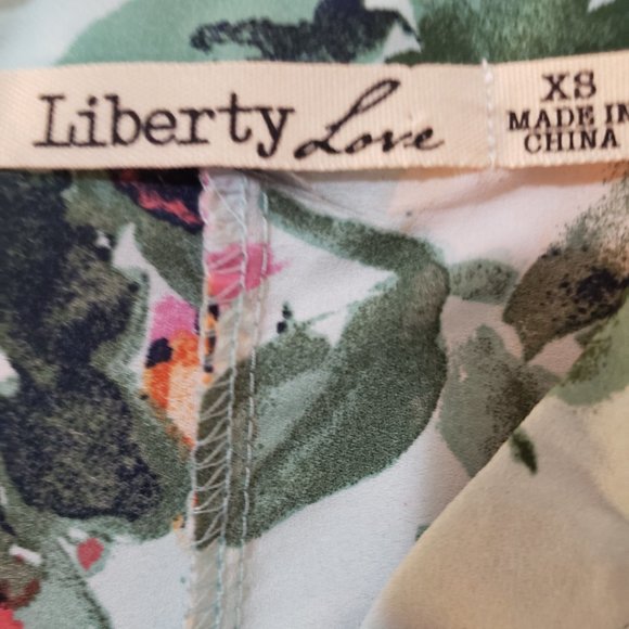 Beautiful Floral Sleeveless Blouse by Liberty Love - Picture 4 of 4